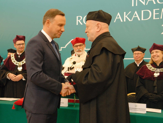 Inauguracja roku akademickiego 2017/2018. Prezydent RP Andrzej Duda odznacza prof. Joachima Osińskiego Krzyżem Kawalerskim Orderu Odrodzenia Polski​ 