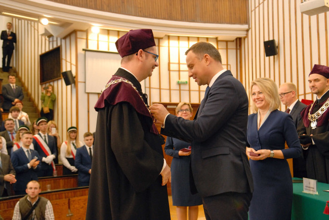 Inauguracja roku akademickiego 2017/2018.​ Prezydent RP Andrzej Duda odznacza prof. Piotra Wachowiaka Złotym Krzyżem Zasługi