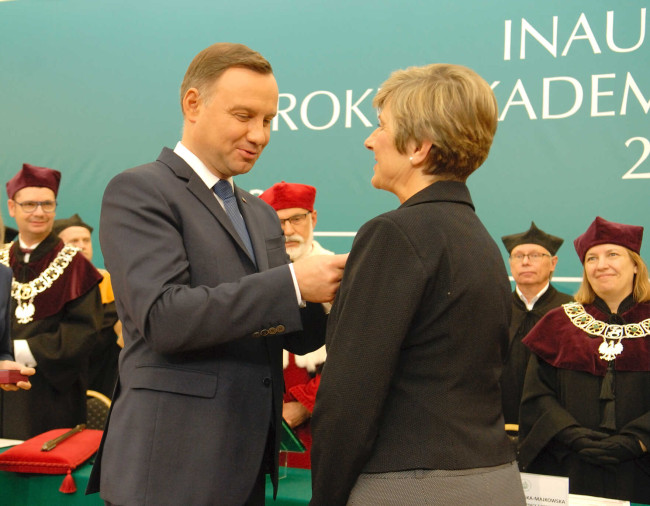 Inauguracja roku akademickiego 2017/2018. Prezydent RP Andrzej Duda odznacza prof. Elżbietę Marciszewską Krzyżem Kawalerskim Orderu Odrodzenia Polski​  