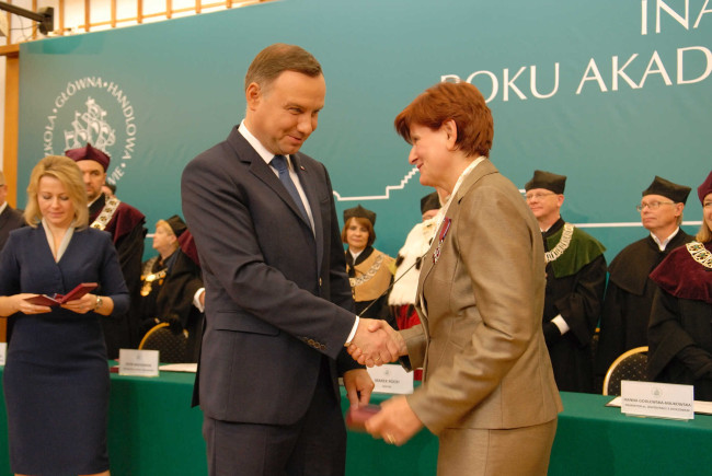 Inauguracja roku akademickiego 2017/2018.​  Prezydent RP Andrzej Duda odznacza prof. Ewę Latoszek Srebrnym Krzyżem Zasługi 