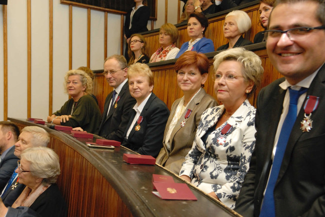 Inauguracja roku akademickiego 2017/2018. Na zdjęciu odznaczeni: prof. Mariusz Próchniak, dr Elżbieta Moskalewicz-Ziółkowska, prof. Ewa Latoszek, prof. Krystyna Poznańska, prof. Jerzy Pietrewicz, mgr Anna Kęska