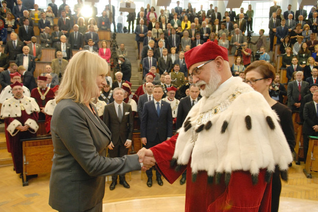 Inauguracja roku akademickiego 2017/2018. Prof. Grażyna Wojtkowska-Łodej odbiera Medal Komisji Edukacji Narodowejz rąk rektora prof. Marka Rockiego