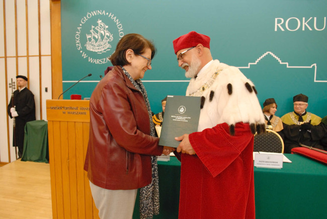 Inauguracja roku akademickiego 2017/2018  Prof. Maria Podgórska odbiera list gratulacyjny z okazji 50-lecia immatrykulacji​​