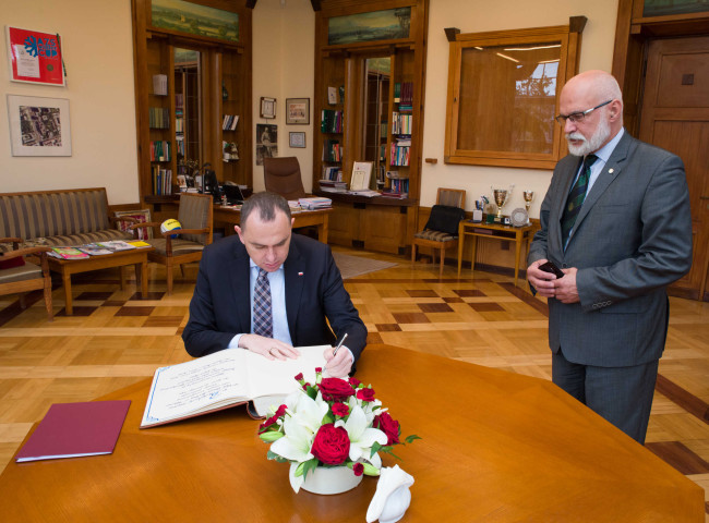 Inauguracja roku akademickiego 2018/2019. Sekretarz stanu Adam Kwiatkowski wpisuje się do Księgi Pamiątkowej