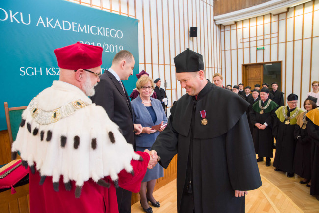 Inauguracja roku akademickiego 2018/2019.  Prof. Marcin Liberadzki odbiera Brązowy Krzyż Zasługi. Gratulacje składa rektor prof. Marek Rocki  