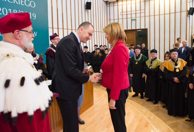 Inauguracja roku akademickiego 2018/2019  Sekretarz stanu Adam Kwiatkowski​ ​odznacza mgr Jolantę Nikścin Brązowym Krzyżem Zasługi ​