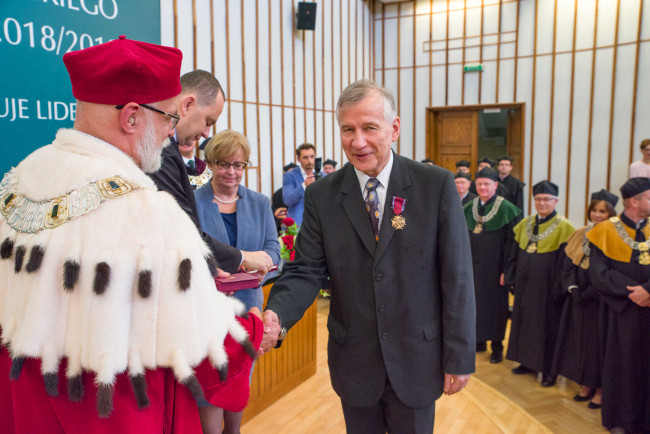 Inauguracja roku akademickiego 2018/2019​, prof. Aleksander Sulejewicz odbiera Brązowy Krzyż Zasługi. Gratulacje składa rektor prof. Marek Rocki ​