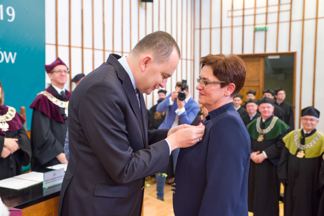 Inauguracja roku akademickiego 2018/2019​, sekretarz stanu Adam Kwiatkowski​ ​odznacza mgr Grażynę Brodowicz Medalem Złotym za Długoletnią Służbę​