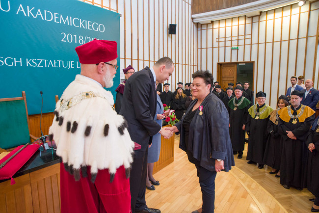 Inauguracja roku akademickiego 2018/2019​, sekretarz stanu Adam Kwiatkowski​ ​odznacza  Mirosławę Drabek Medalem Złotym za Długoletnią Służbę​​