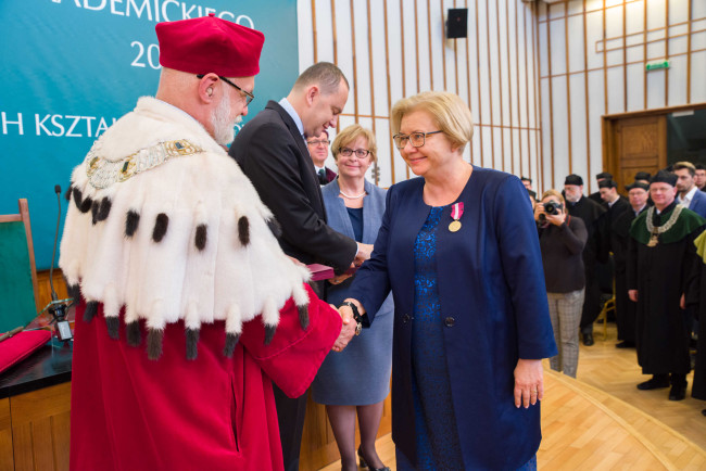 Inauguracja roku akademickiego 2018/2019​, sekretarz stanu Adam Kwiatkowski​ ​odznacza mgr Annę Kamińską Medalem Złotym za Długoletnią Służbę​​​​