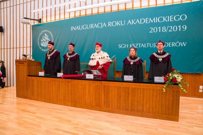 Inauguracja roku akademickiego 2018/2019. Na zdjęciu: prof. ​Krzysztof Kozłowski prorektor ds. dydaktyki i studentów​, prof. Piotr Wachowiak prorektor ds. nauki i zarządzania, rektor prof. Marek Rocki, prof. Hanna Godlewska-Majkowska prorektor ds. współpracy z otoczeniem, prof. Jacek Prokop prorektor ds. współpracy z zagranicą​ 