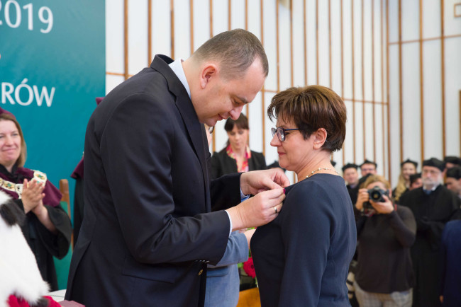 Inauguracja roku akademickiego 2018/2019​, sekretarz stanu Adam Kwiatkowski​ ​odznacza  mgr Alicję Ogłobin Medalem Złotym za Długoletnią Służbę