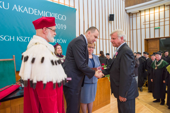 Inauguracja roku akademickiego 2018/2019​, sekretarz stanu Adam Kwiatkowski​ ​odznacza  Leszka Skowrońskiego Medalem Złotym za Długoletnią Służbę​​​
