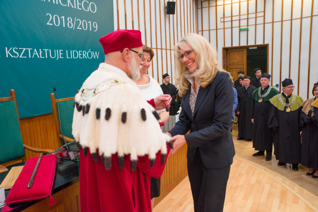 Inauguracja roku akademickiego 2018/2019. Prof. Agnieszka Alińska odbiera Medal Komisji Edukacji Narodowej