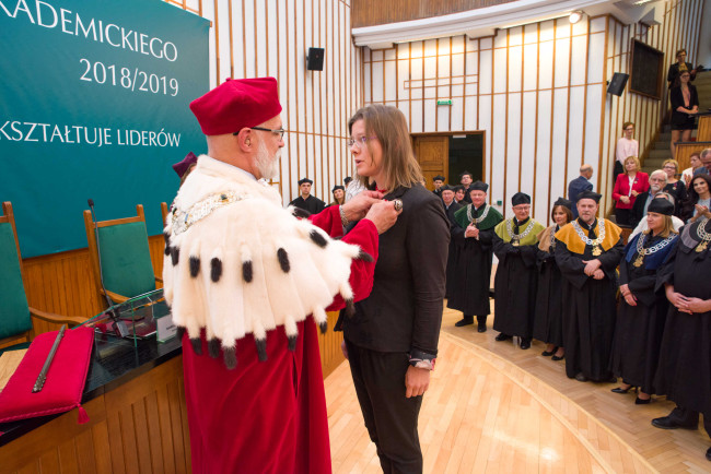 Inauguracja roku akademickiego 2018/2019. Prof. Katarzyna Górak-Sosnowska odbiera Medal Komisji Edukacji Narodowej ​