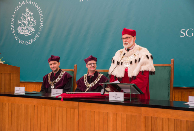 Inauguracja roku akademickiego 2018/2019. Na zdjęciu: prof. ​Krzysztof Kozłowski prorektor ds. dydaktyki i studentów​, prof. Piotr Wachowiak prorektor ds. nauki i zarządzania, rektor prof. Marek Rocki