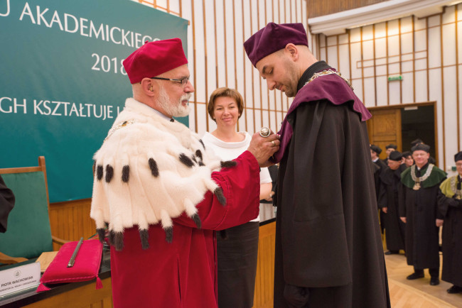 Inauguracja roku akademickiego 2018/2019. Prof. Krzysztof Kozłowski odbiera Medal Komisji Edukacji Narodowej ​