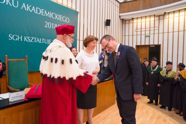 ​Inauguracja roku akademickiego 2018/2019. Prof. Emil Ślązak odbiera Medal Komisji Edukacji Narodowej ​  