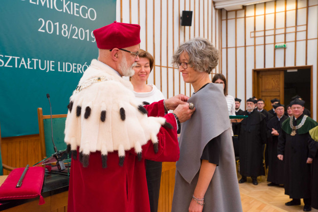 Inauguracja roku akademickiego 2018/2019. Mgr Joanna Szegidewicz odbiera Medal Komisji Edukacji Narodowej