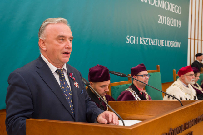 Inauguracja roku akademickiego 2018/2019. Prof. Tomasz Dołęgowski dziękuje w imieniu odznaczonych​