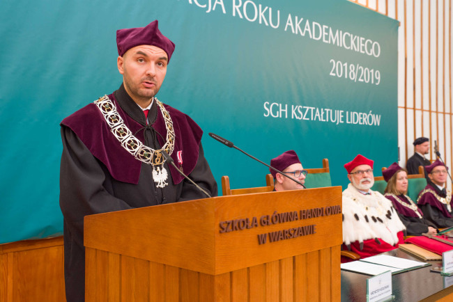 Inauguracja roku akademickiego 2018/2019. Przemawia prof. ​Krzysztof Kozłowski prorektor ds. dydaktyki i studentów​​