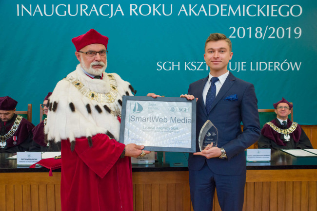 Inauguracja roku akademickiego 2018/2019.  Jakub Bereziewicz, prezes firmy SmartWeb Media odbiera nagrodę Żagle Biznesu​