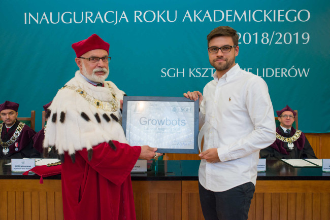 Inauguracja roku akademickiego 2018/2019. Grzegorz Pietruszyński, założyciel firmy Growbots odbiera nagrodę Żagle Biznesu​