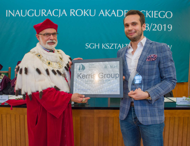 Inauguracja roku akademickiego 2018/2019.  Mikołaj Szymański, prezes firmy KERRIS Group odbiera nagrodę Żagle Biznesu​