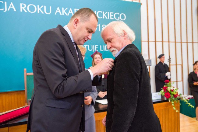 ​Inauguracja roku akademickiego 2018/2019​  Sekretarz stanu Adam Kwiatkowski​ odznacza prof. Tomasza Gołębiowskiego Złotym Krzyżem Zasługi