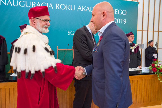 Inauguracja roku akademickiego 2018/2019​  Prof. Tomasz Cicirko odbiera Brązowy Krzyż Zasługi. Gratulacje składa rektor prof. Marek Rocki  