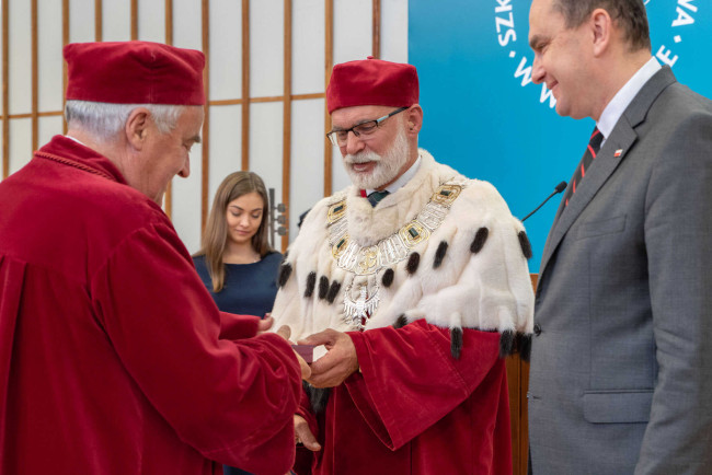 Inauguracja roku akademickiego 2019/2020. Prof. Adam Budnikowski odbiera Krzyż Kawalerski Orderu Odrodzenia Polski