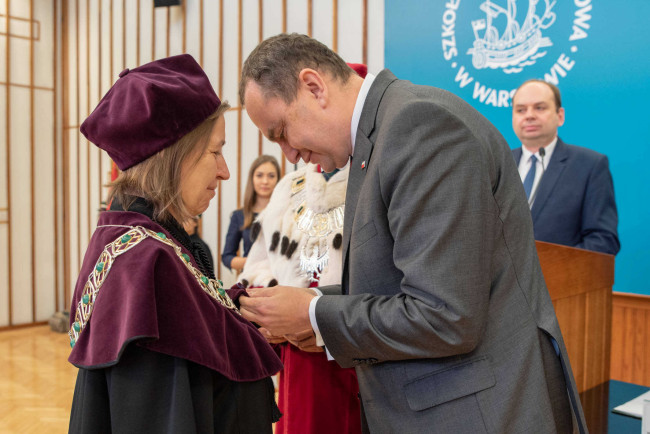 Inauguracja roku akademickiego 2019/2020. Prof. Hanna Godlewska-Majkowska odbiera Srebrny Krzyż Zasługi