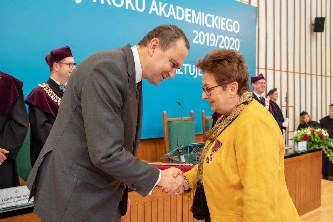 Inauguracja roku akademickiego 2019/2020. Prof. Anna Karmańska odbiera Srebrny Krzyż Zasługi