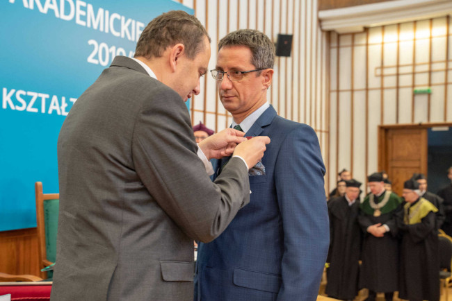 Inauguracja roku akademickiego 2019/2020. Prof. Paweł Felis​ odbiera Brązowy Krzyż Zasługi