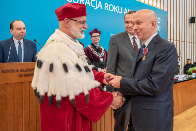 Inauguracja roku akademickiego 2019/2020. Dr Bartosz Grucza​ odbiera Brązowy Krzyż Zasługi​