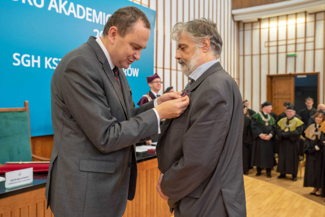 Inauguracja roku akademickiego 2019/2020. Prof. Zbigniew Grzymała odbiera Brązowy Krzyż Zasługi