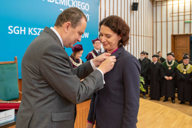 Inauguracja roku akademickiego 2019/2020. Prof. Jana Pieriaegud odbiera Brązowy Krzyż Zasługi​