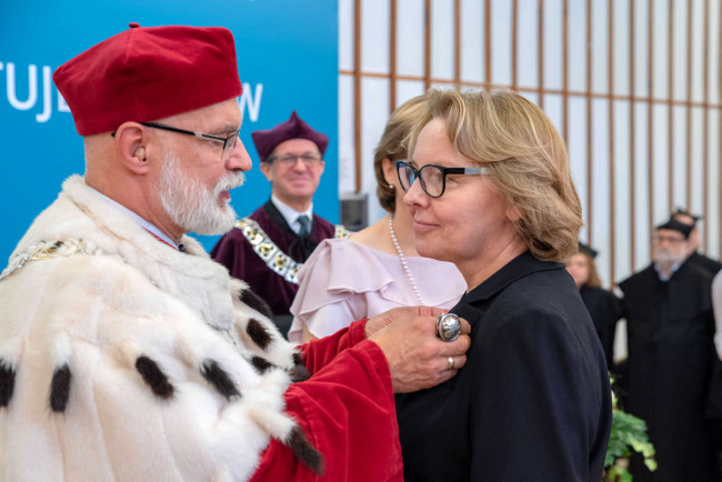 Inauguracja roku akademickiego 2019/2020. Prof. Ewa Baranowska-Prokop odbiera Medal Komisji Edukacji Narodowej
