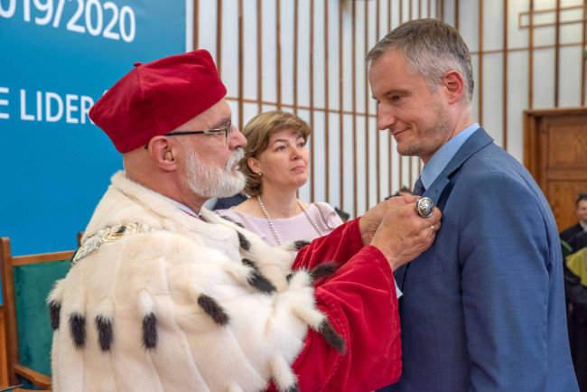 Inauguracja roku akademickiego 2019/2020. Prof. Marcin Gospodarowicz odbiera Medal Komisji Edukacji Narodowej