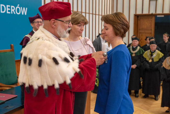 Inauguracja roku akademickiego 2019/2020. Prof. Izabela Kowalik​ odbiera Medal Komisji Edukacji Narodowej