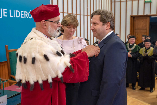 Inauguracja roku akademickiego 2019/2020. Prof. Paweł Niedziółka odbiera Medal Komisji Edukacji Narodowej​