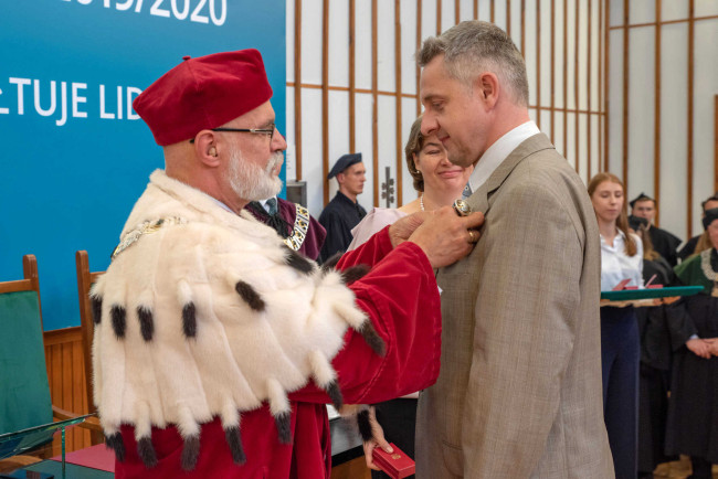 Inauguracja roku akademickiego 2019/2020. Prof. Tomasz Sikora odbiera Medal Komisji Edukacji Narodowej