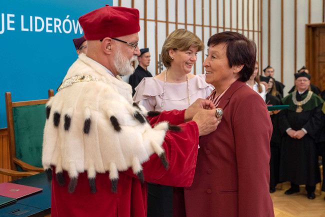 Inauguracja roku akademickiego 2019/2020. Dr Eleonora Kuczmera-Ludwiczyńska odbiera Medal Komisji Edukacji Narodowej​ 