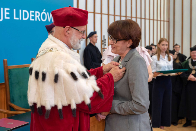 Inauguracja roku akademickiego 2019/2020. Dr Barbara Trzcińska odbiera Medal Komisji Edukacji Narodowej​ ​