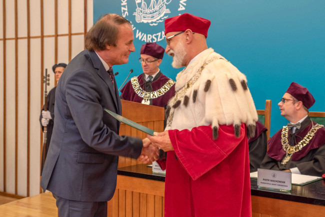 Inauguracja roku akademickiego 2019/2020. Prof. Krzysztof Rutkowski odbiera list gratulacyjny z okazji 50-lecia immatrykulacji
