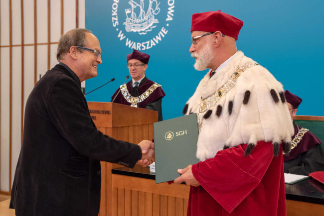 Inauguracja roku akademickiego 2019/2020. Prof. Andrzej Sławiński odbiera list gratulacyjny z okazji 50-lecia immatrykulacji​