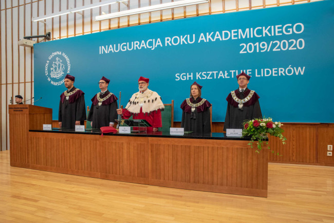 Inauguracja roku akademickiego 2019/2020. Na zdjęciu: prof. ​Krzysztof Kozłowski prorektor ds. dydaktyki i studentów​, prof. Piotr Wachowiak prorektor ds. nauki i zarządzania, rektor prof. Marek Rocki, prof. Hanna Godlewska-Majkowska prorektor ds. współpracy z otoczeniem, prof. Jacek Prokop prorektor ds. współpracy z zagranicą​ 