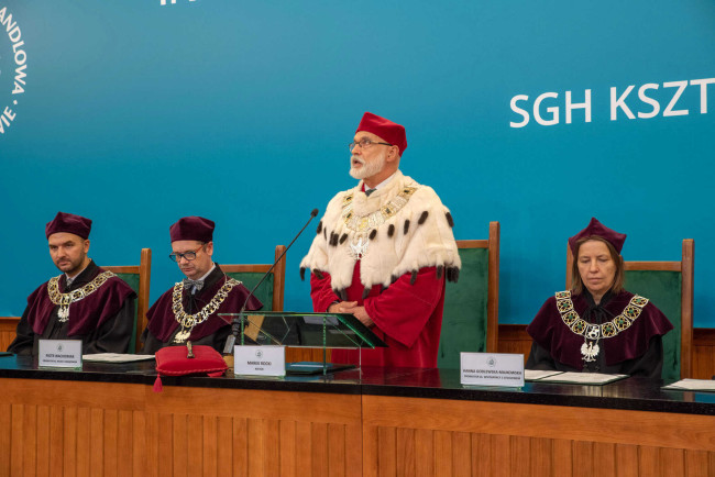 Inauguracja roku akademickiego 2019/2020. Na zdjęciu: prof. ​Krzysztof Kozłowski prorektor ds. dydaktyki i studentów​, prof. Piotr Wachowiak prorektor ds. nauki i zarządzania, rektor prof. Marek Rocki, prof. Hanna Godlewska-Majkowska prorektor ds. współpracy z otoczeniem​ 