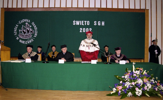 Uroczystość nadania tytułu doktora honoris causa SGH Profesorowi Ronaldowi W. Jonesowi. Przemawia rektor prof. Marek Rocki