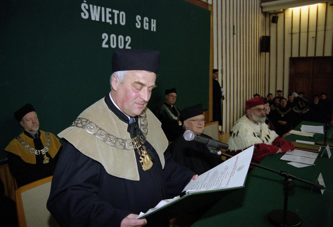 Uroczystość nadania tytułu doktora honoris causa SGH profesorowi Ronaldowi W. Jonesowi. Przemawia prof. Adam Budnikowski, dziekan Kolegium Gospodarki Światowej